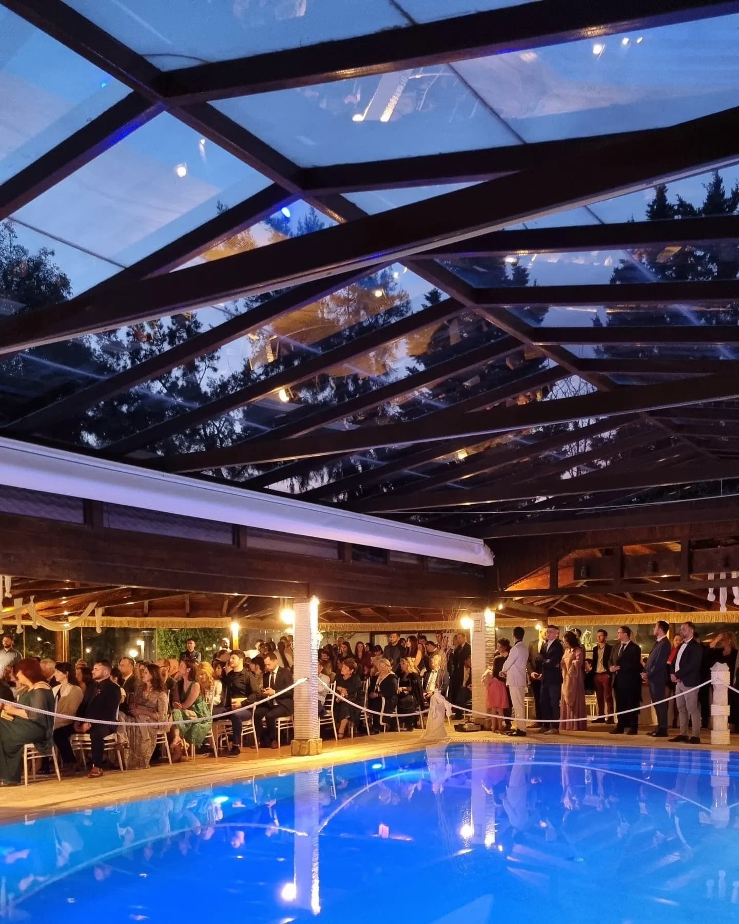 Αίθουσα δεξιώσεων με γυάλινη οροφή δίπλα σε πισίνα — κτήμα γάμου Κορωπί Αττικής