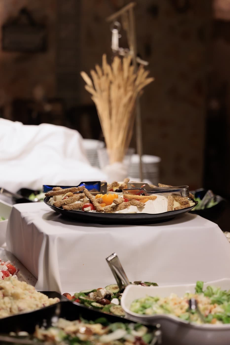 Μπουφές catering με σαλάτες και ορεκτικά στη δεξίωση γάμου Κτήμα Φιλόκαλις Κορωπί