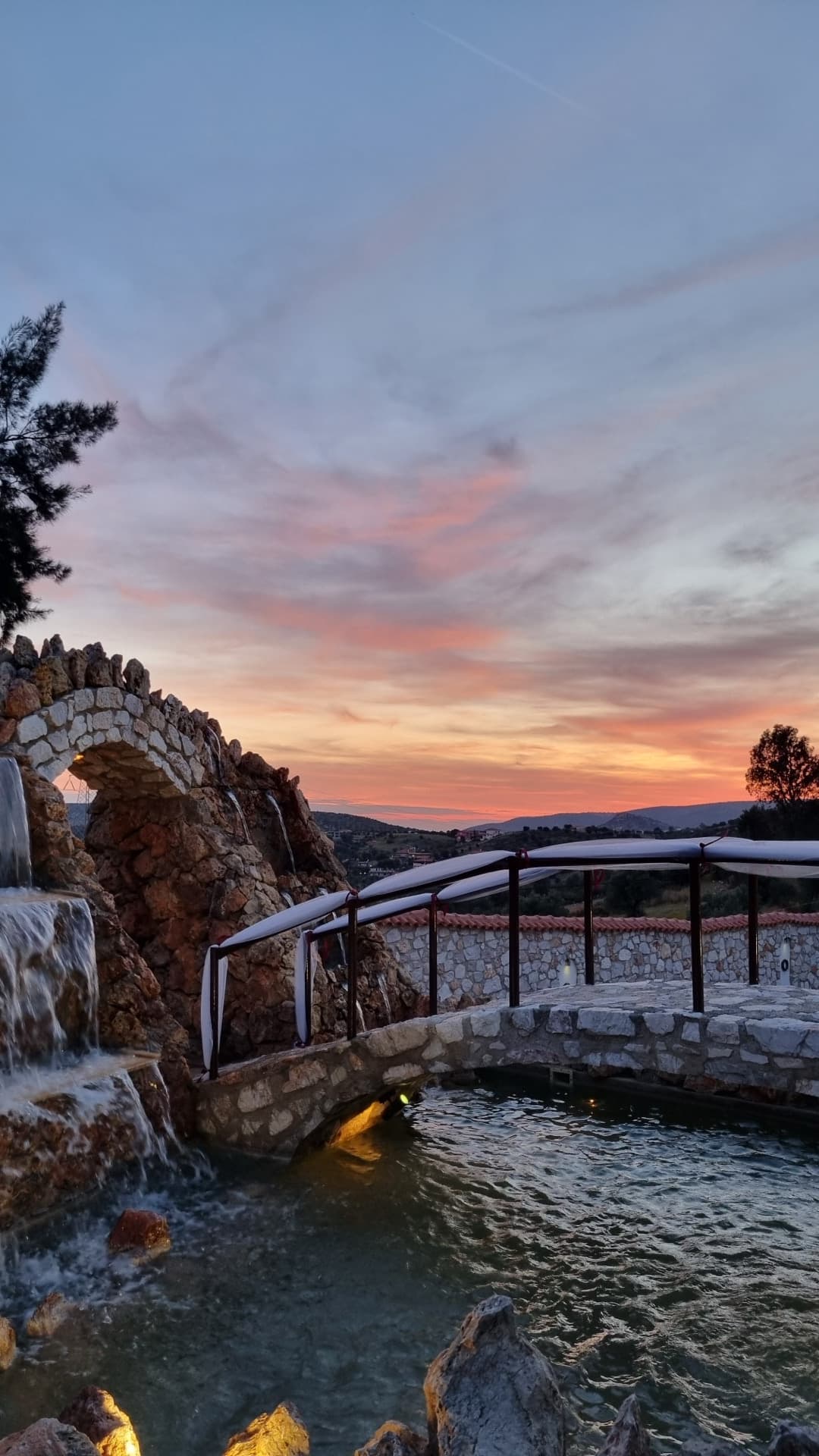 Πανοραμική θέα εξωτερικών χώρων δεξίωσης γάμου στο κτήμα γάμου Αθήνα με θέα κόλπο Αγ. Μαρίνας