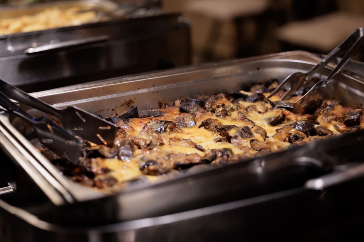 Σερβίρισμα κρεατικών στον μπουφέ δεξίωσης γάμου — κτήμα γάμου Αθήνα Φιλόκαλις