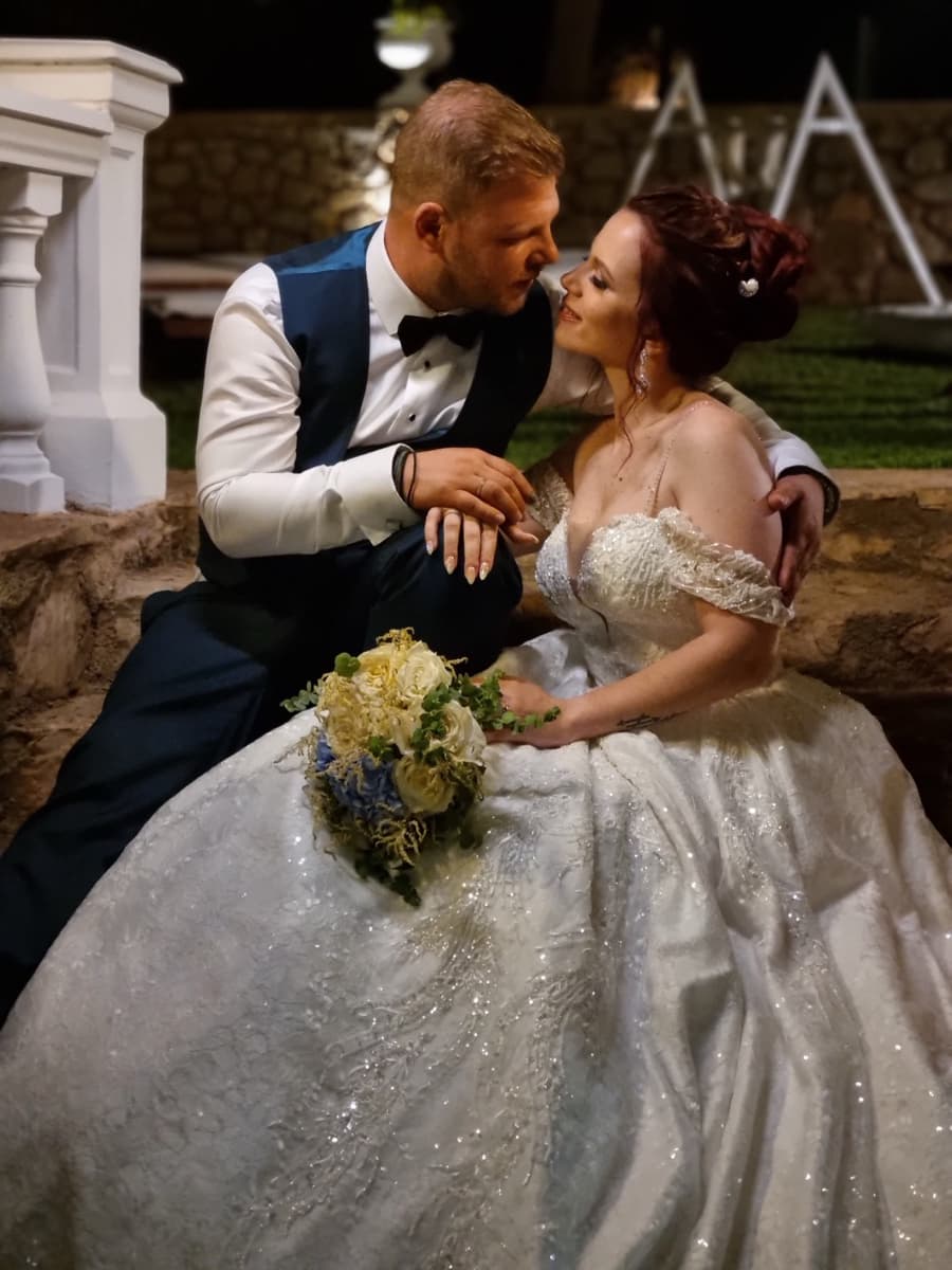 Κομψό ζευγάρι νεονύμφων στον χώρο δεξίωσης Κτήμα Φιλόκαλις Κορωπί Αττικής