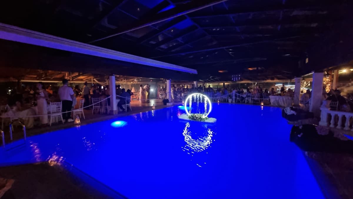 Αίθουσα δεξιώσεων με φωτισμένη πισίνα και σιντριβάνι σε βραδινή δεξίωση γάμου — Κτήμα Φιλόκαλις Κορωπί