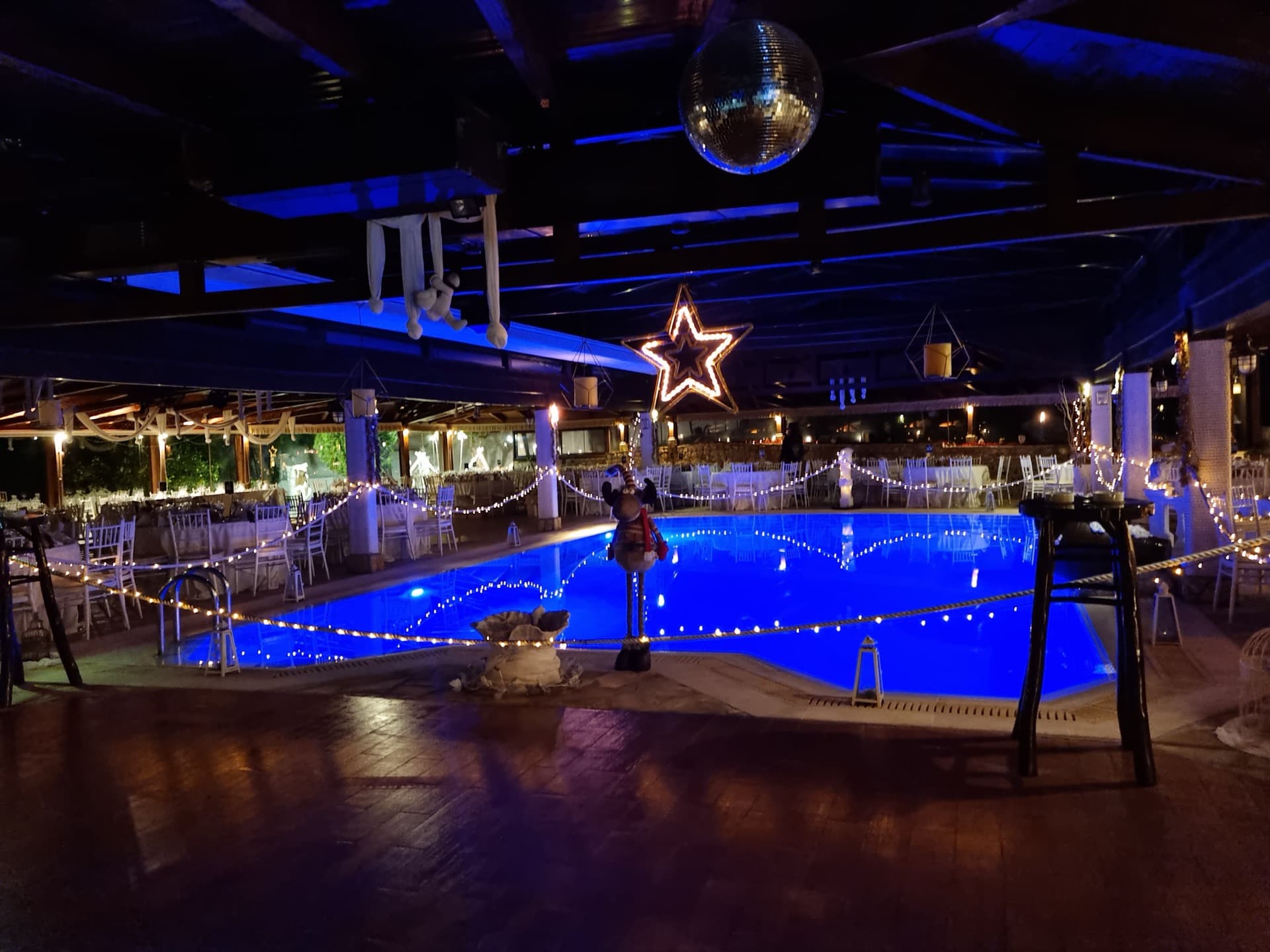 Φωτισμένη αίθουσα δεξιώσεων 600 ατόμων με θόλο οροφής στο κτήμα γάμου Κορωπί Αττικής