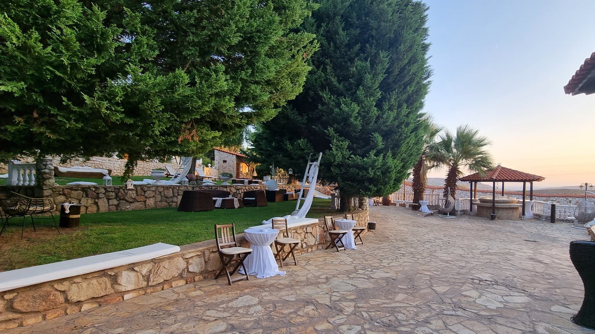 Πετρόχτιστος καταρράκτης και γεφυράκι στον χώρο δεξίωσης Κτήμα Φιλόκαλις Κορωπί Αττικής