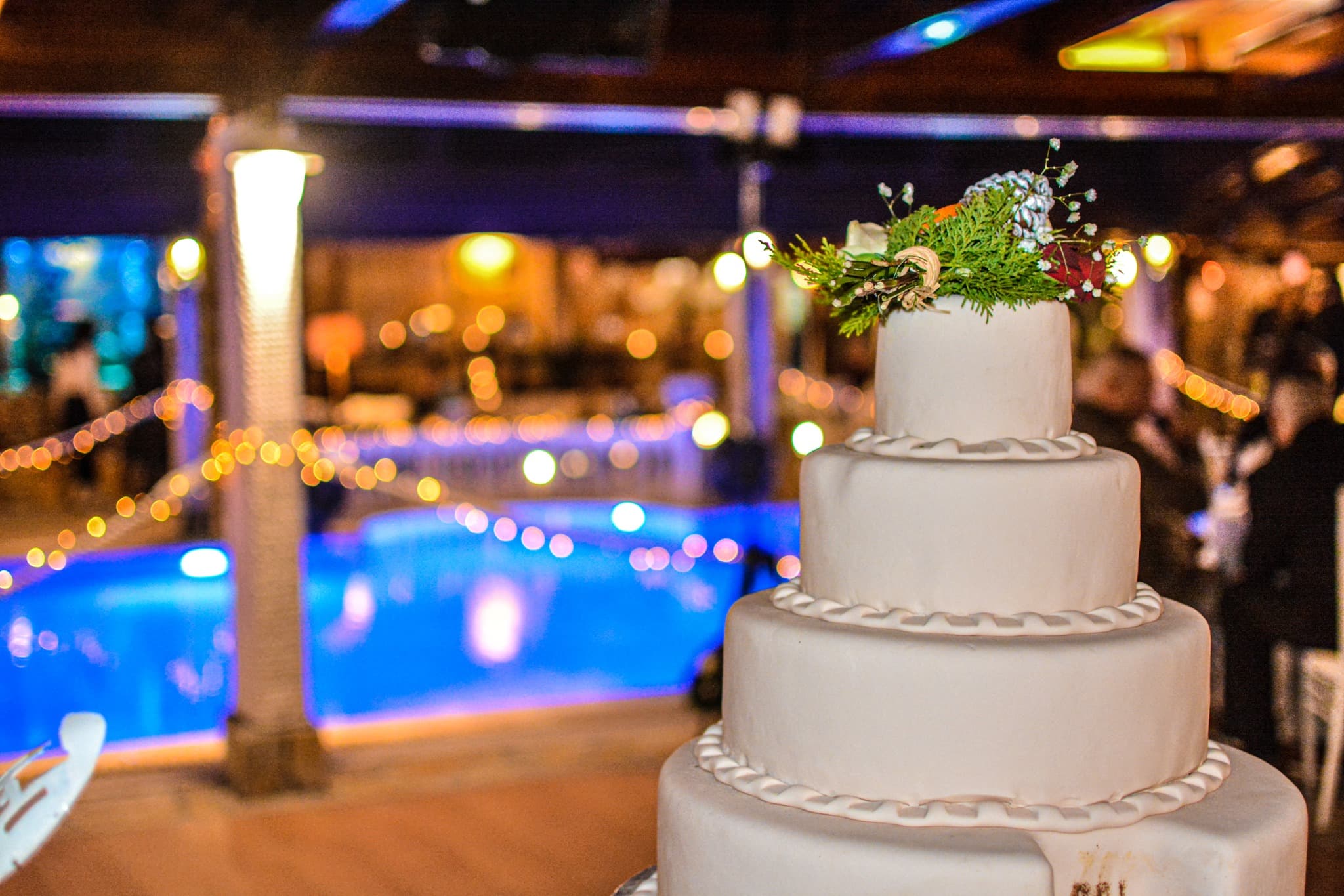 Πανοραμική άποψη δεξίωσης γάμου με φωτισμένη αίθουσα στο κτήμα γάμου Κορωπί Αττικής