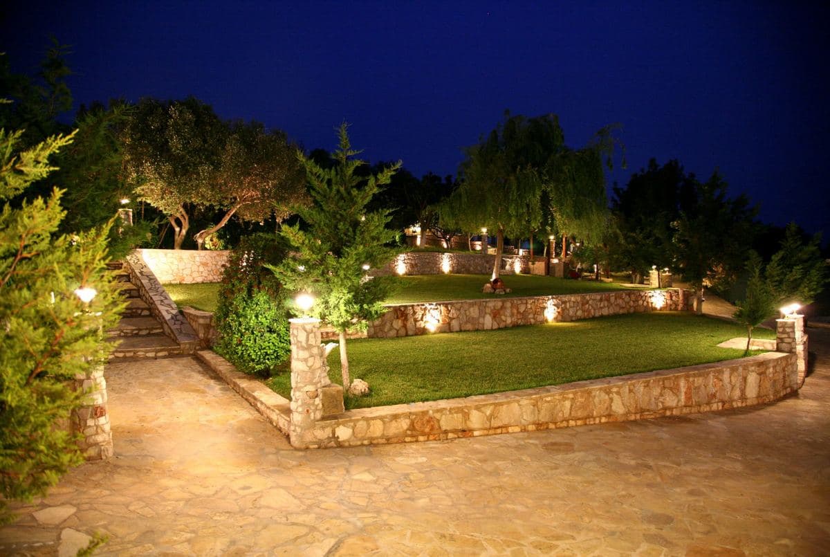 Κτήμα Φιλόκαλις — πετρόχτιστοι εξωτερικοί χώροι δεξιώσεων με καταρράκτη στο Κορωπί Αττικής