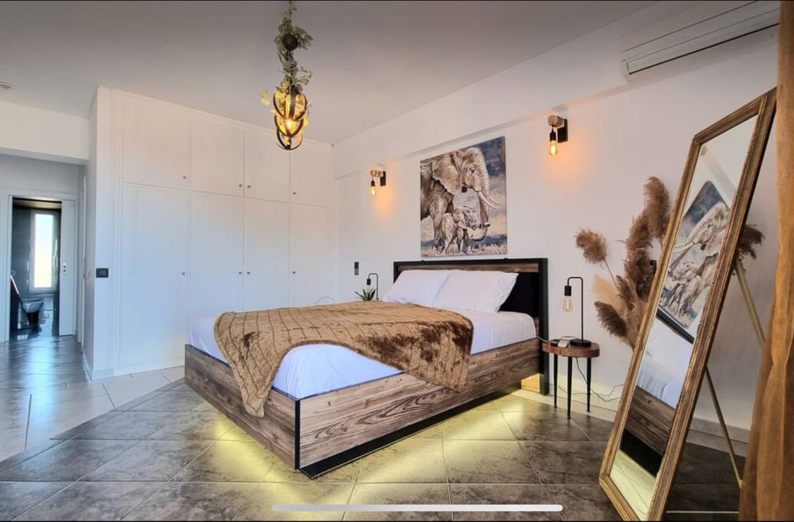 Μπουκέτα λουλουδιών και απαλός φωτισμός στη νυφική σουίτα του κτήματος γάμου Αθήνα