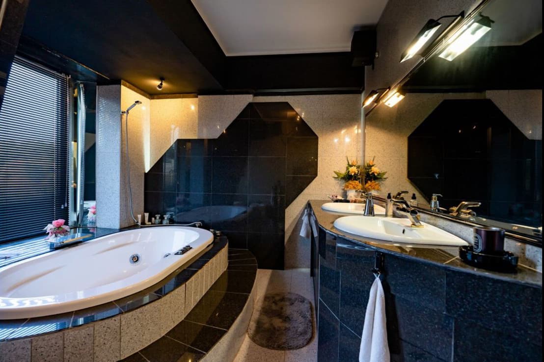 Καθρέφτης και χώρος περιποίησης νύφης στη νυφική σουίτα Κτήμα Φιλόκαλις Κορωπί