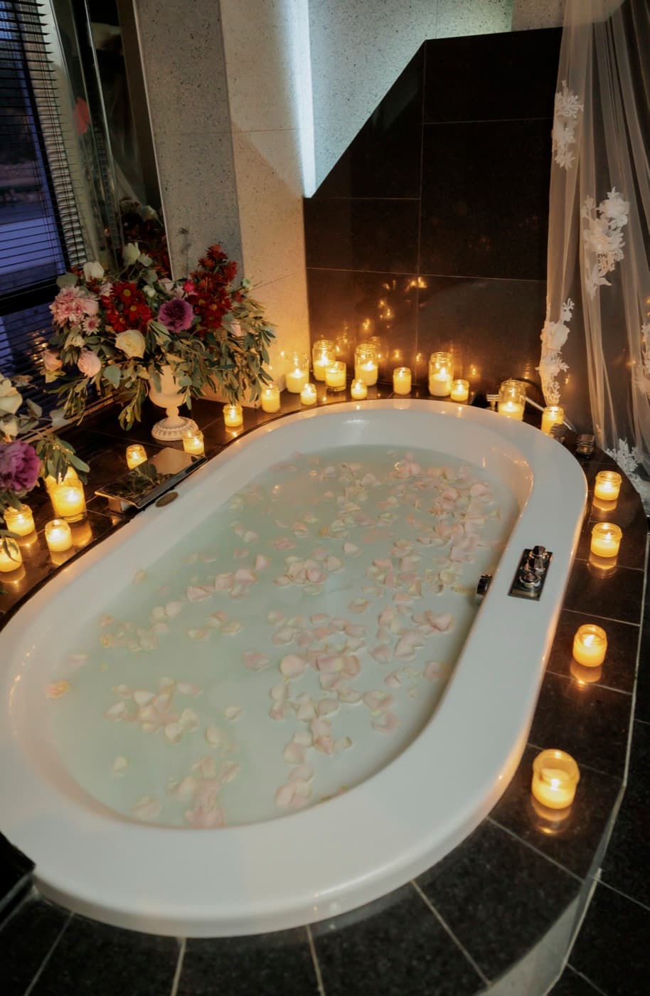 Πολυτελή προϊόντα και ρομαντικές εκπλήξεις στη νυφική σουίτα Κτήμα Φιλόκαλις Κορωπί