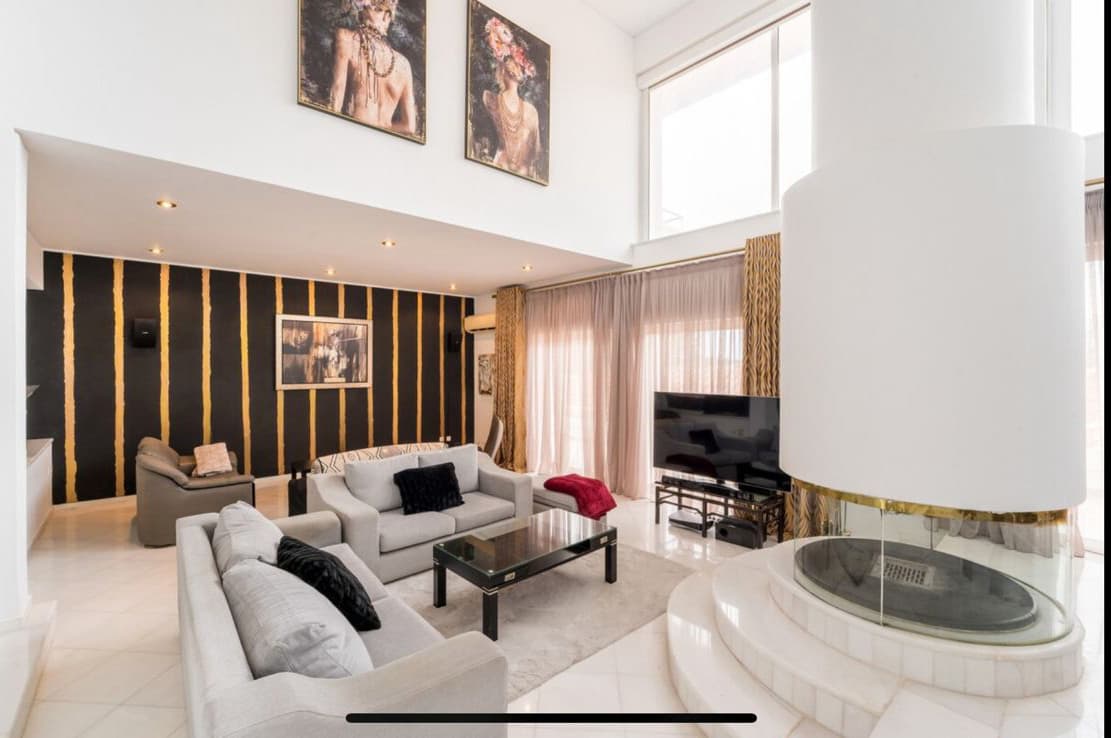 Ευρύχωρο σαλόνι ετοιμασίας νύφης στη νυφική σουίτα Κτήμα Φιλόκαλις Κορωπί Αττικής