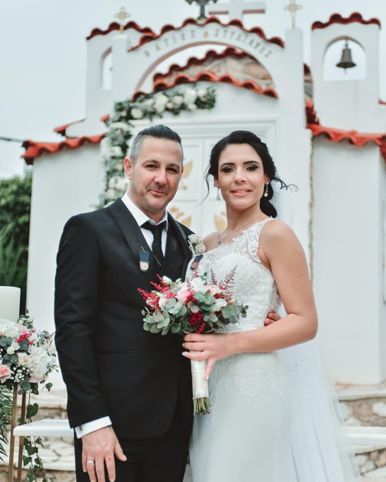 Ζευγάρι μπροστά από το εκκλησάκι Αγ. Στυλιανός στο Κτήμα Φιλόκαλις Κορωπί