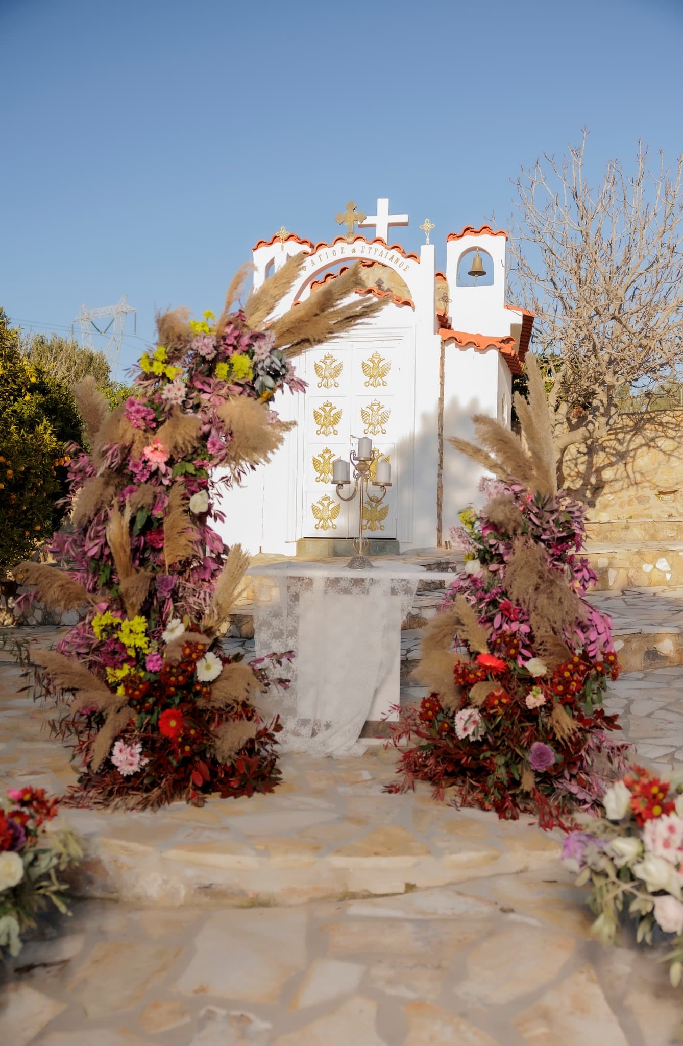 Εσωτερικό εκκλησακιού γάμου Αγ. Στυλιανός με πανοραμική θέα στο Κτήμα Φιλόκαλις Κορωπί